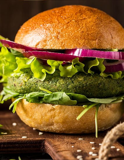 hamburguesa-vegetariana-primer-plano-tabla-cortar